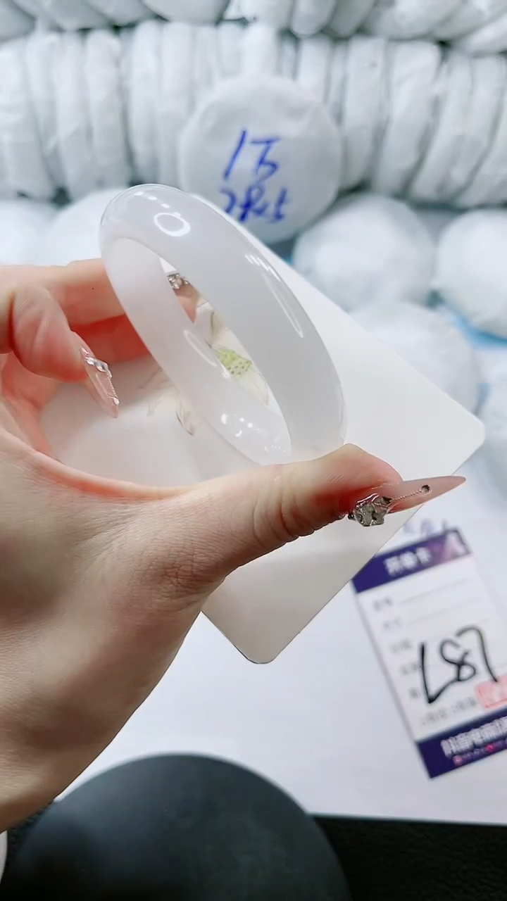 【闪购商品】石英质玉手镯未镶嵌多样性发货L87