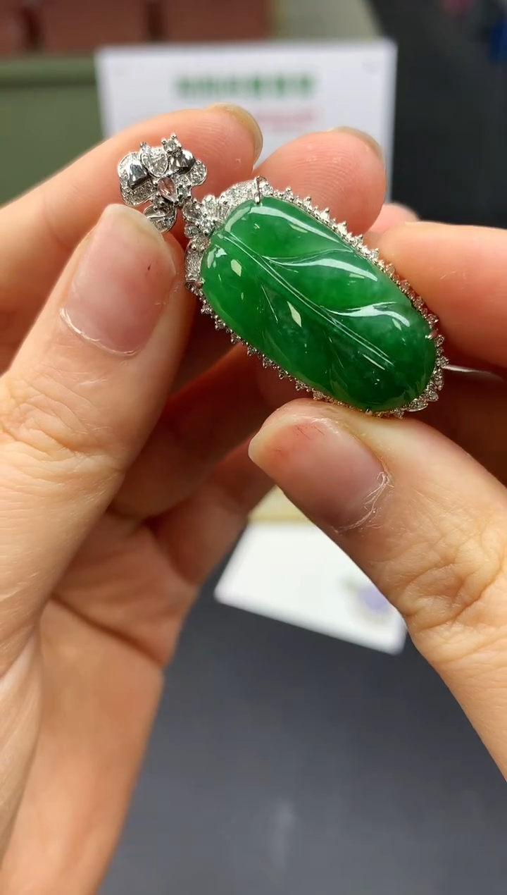 【闪购商品】翡翠吊坠(不含链)18K金镶嵌翡翠叶子