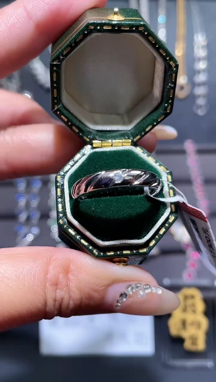 【闪购商品】钻石戒指/指环18K金镶嵌钻石戒指