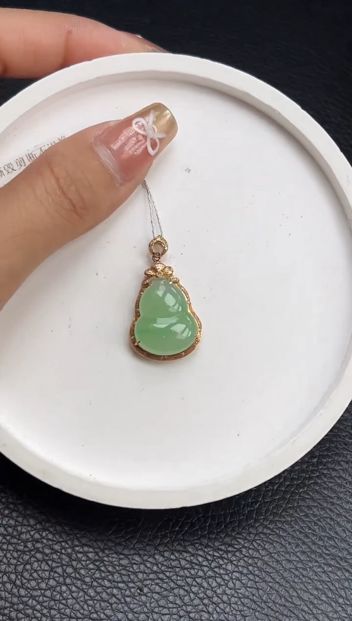 【闪购商品】翡翠颈饰18K金镶嵌葫芦