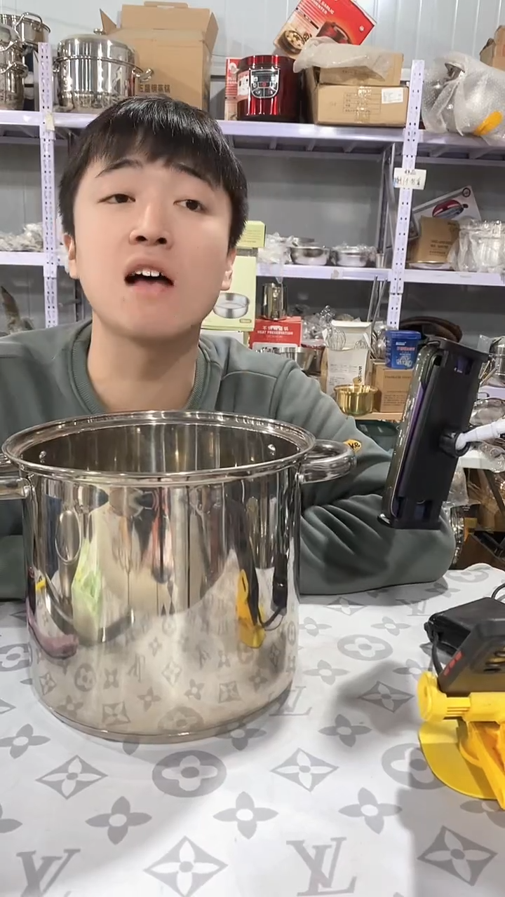 24亮光双耳汤锅瑕疵