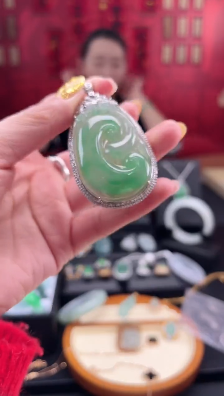 【闪购商品】翡翠颈饰18K金镶嵌吊坠