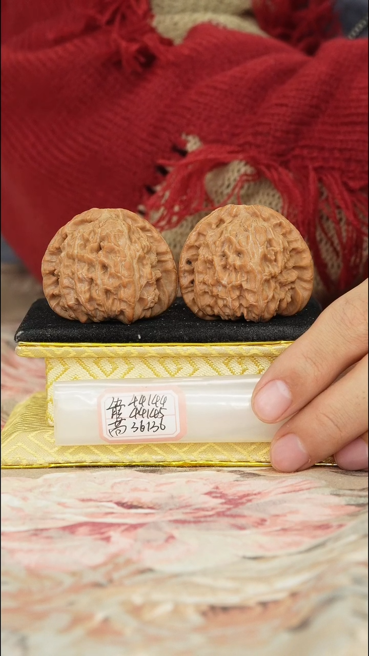 【闪购商品】文玩核桃把件白狮子有修