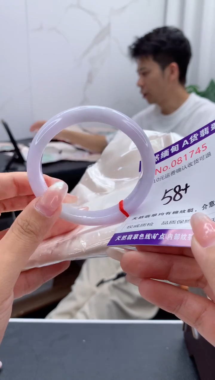 未镶嵌手镯翡翠有纹，完美者勿拍