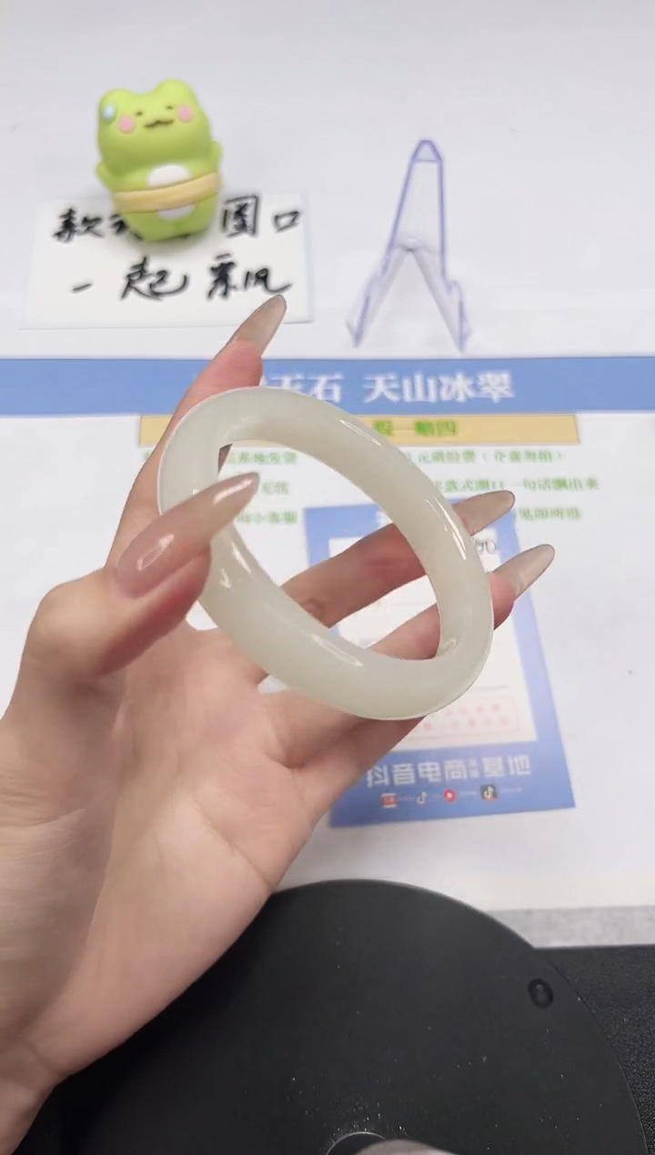 【闪购商品】石英质玉手镯未镶嵌A300-60.4