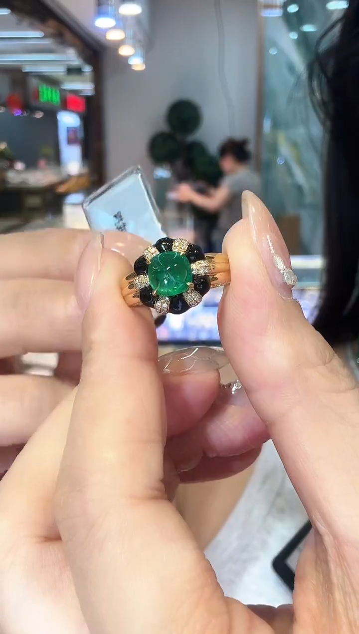 18K金镶嵌戒指祖母绿1.35ct