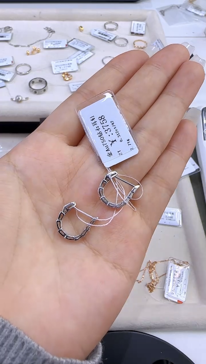 【闪购商品】钻石耳钉18K金镶嵌334000