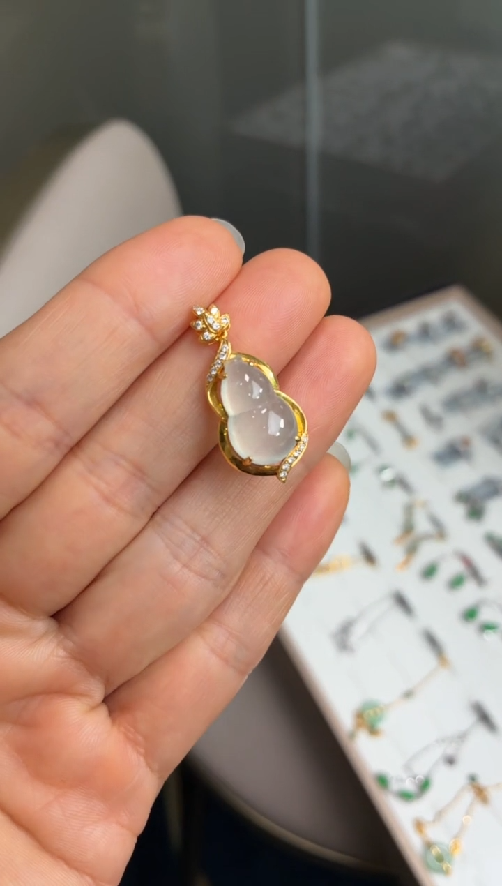 颈饰18K金镶嵌翡翠天然翡翠A货