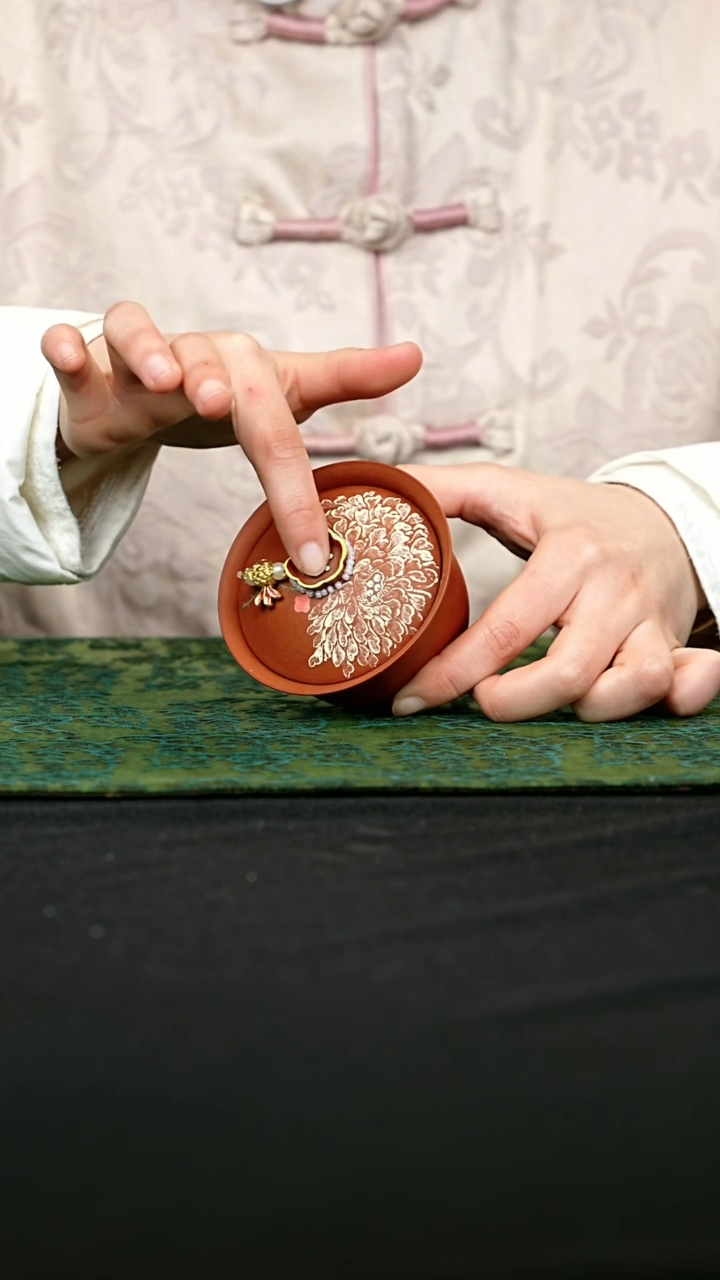 【闪购商品】泥绘盖碗 一物见春