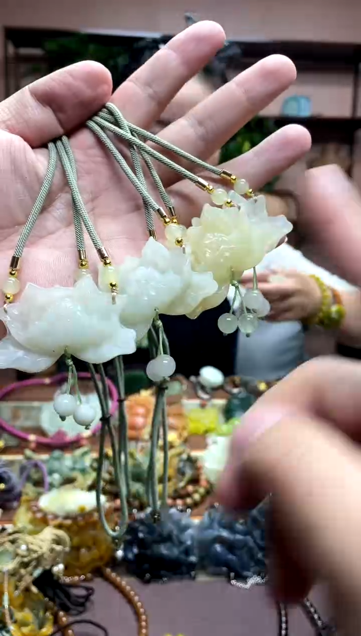 未镶嵌岫玉吊坠多样性发货发其中之一瑕疵