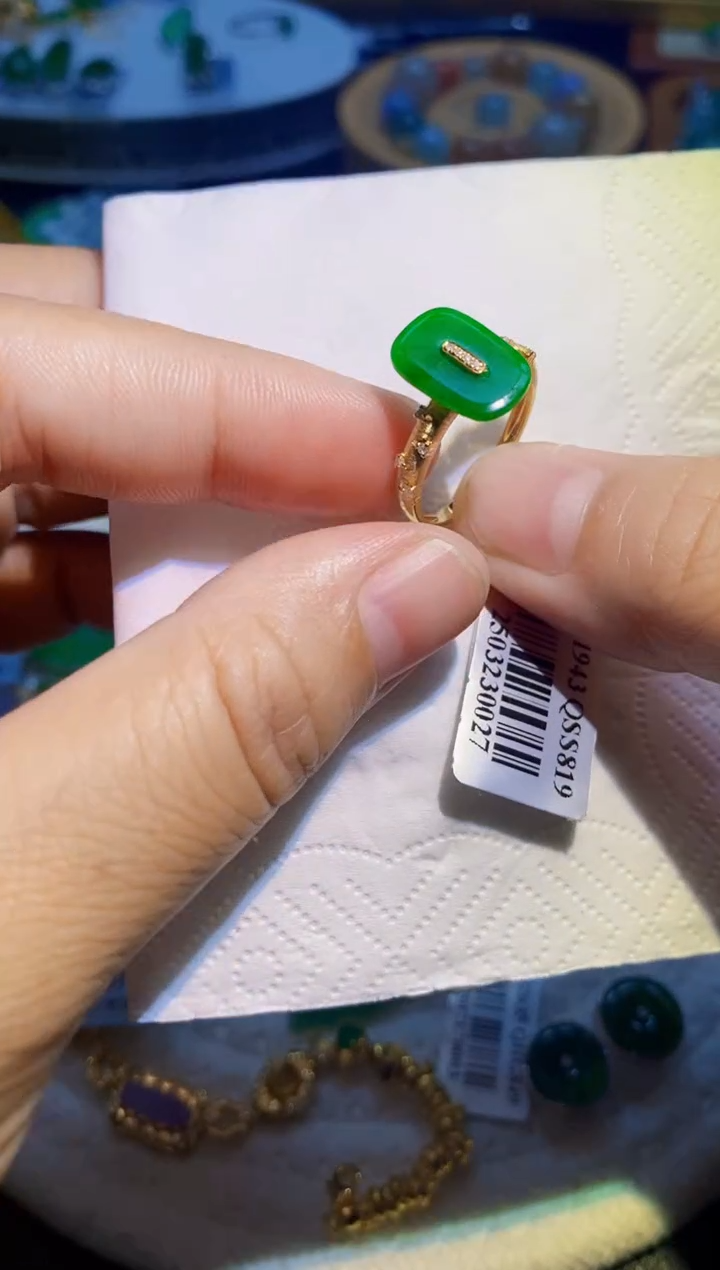 翡翠18K金镶嵌颈饰戒指