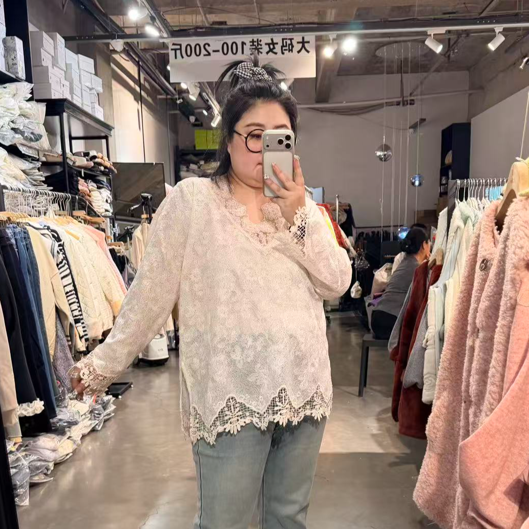 A1大码胖M法式V领钩花镂空温柔气质花边精致宽松内搭上衣