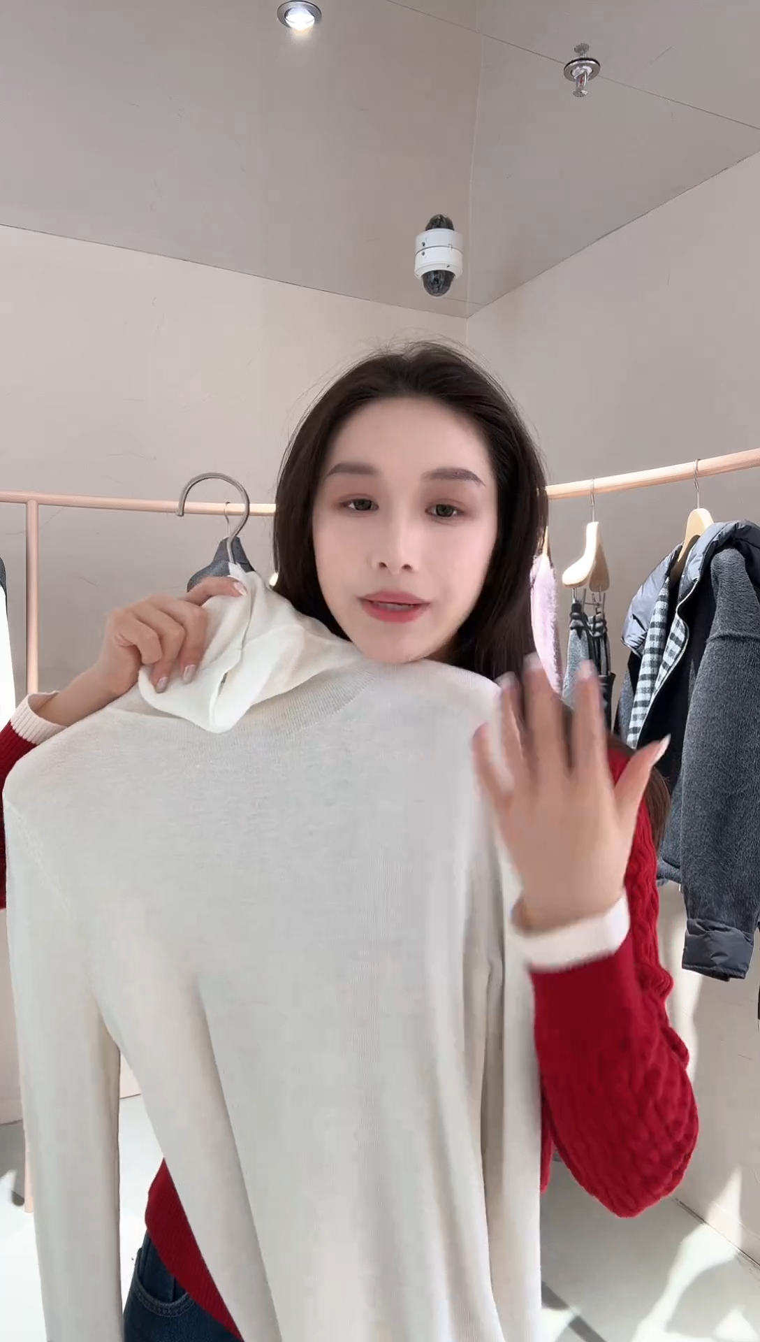 门店定制款：白色内搭。