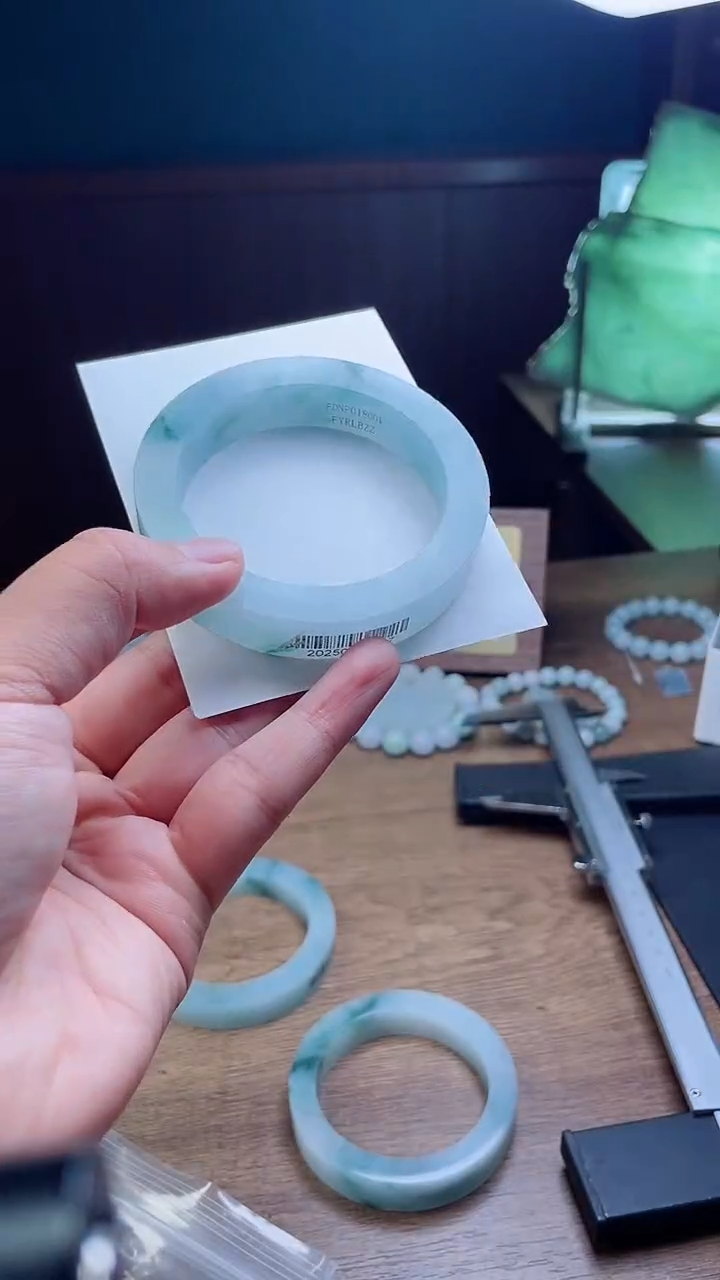 定制翡翠手镯未镶嵌星*?定制