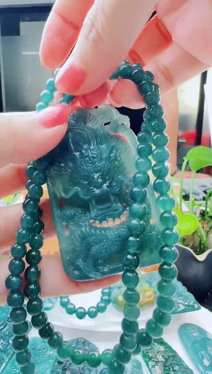 翡翠未镶嵌颈饰多样性发货其中一件