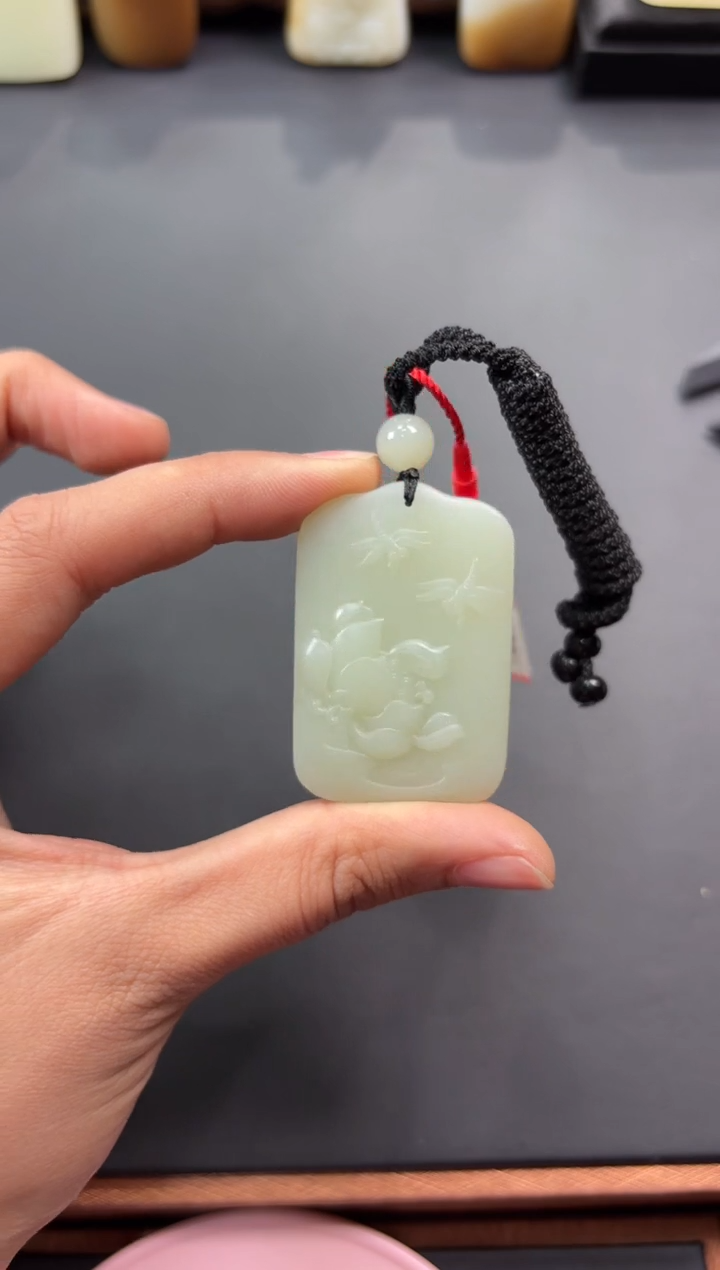 【闪购商品】和田玉吊坠(赠链)未镶嵌且末微色差迪克兰吊坠