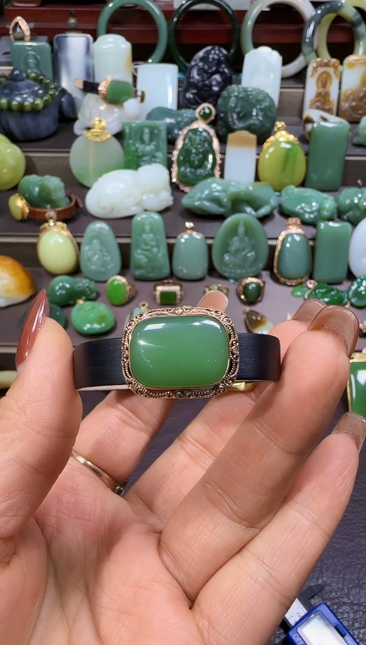 18K金镶嵌和田玉挂件 【宏1218】124