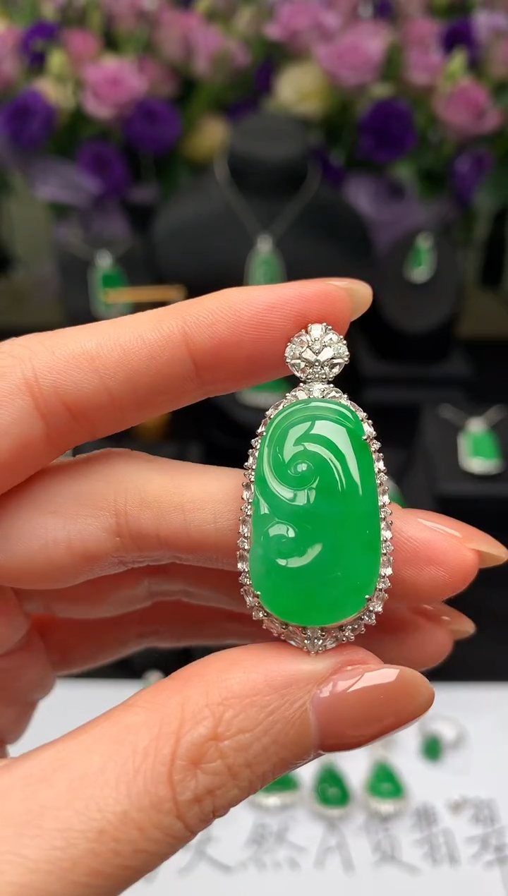 颈饰18K金镶嵌翡翠如意