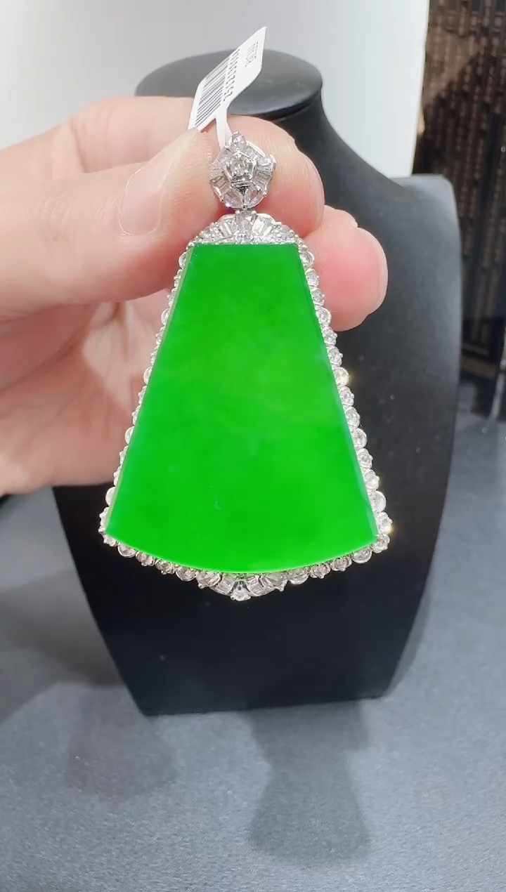 颈饰18K金镶嵌翡翠寄售回流，24小时鉴赏期