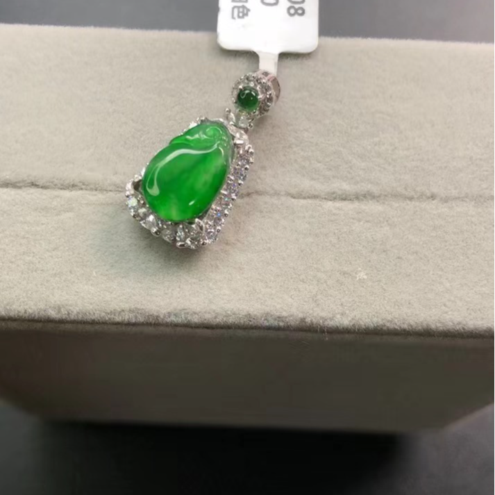 银镶天然翡翠吊坠