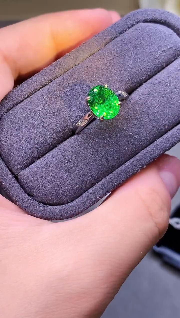 银S925镶嵌戒指石榴石（沙弗莱）8888