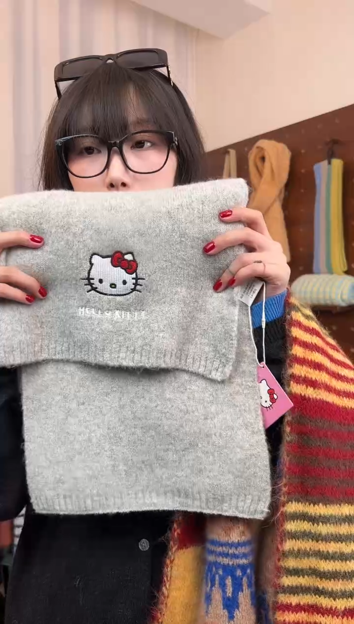 羊羔毛灰色kt围巾