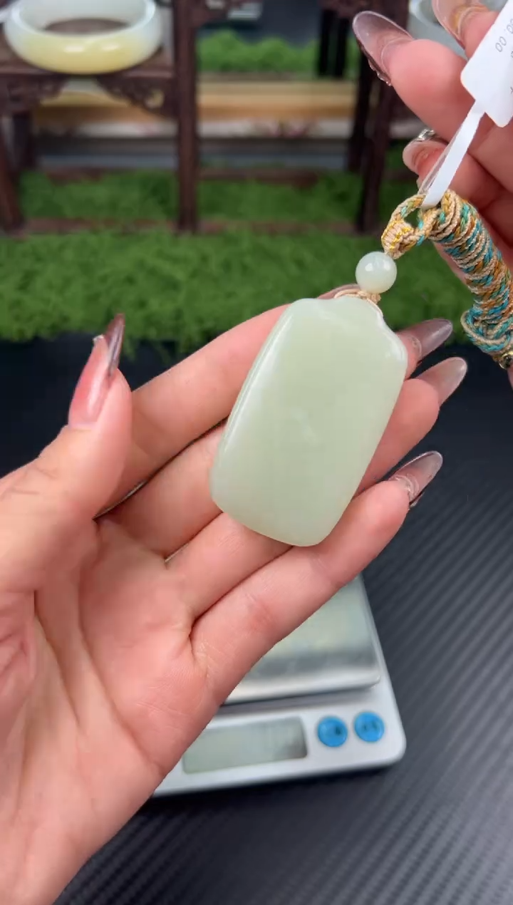 吊坠(赠链)未镶嵌和田玉且末微色差迪克兰二细吊坠