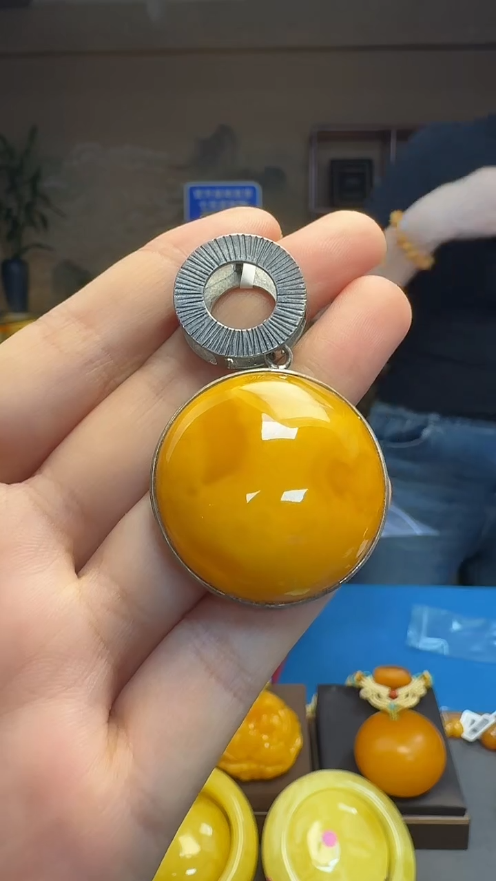 琥珀吊坠(不含链)银S925镶嵌天然保真蜜蜡蛋面吊坠