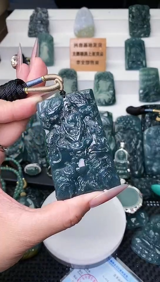 颈饰未镶嵌翡翠 