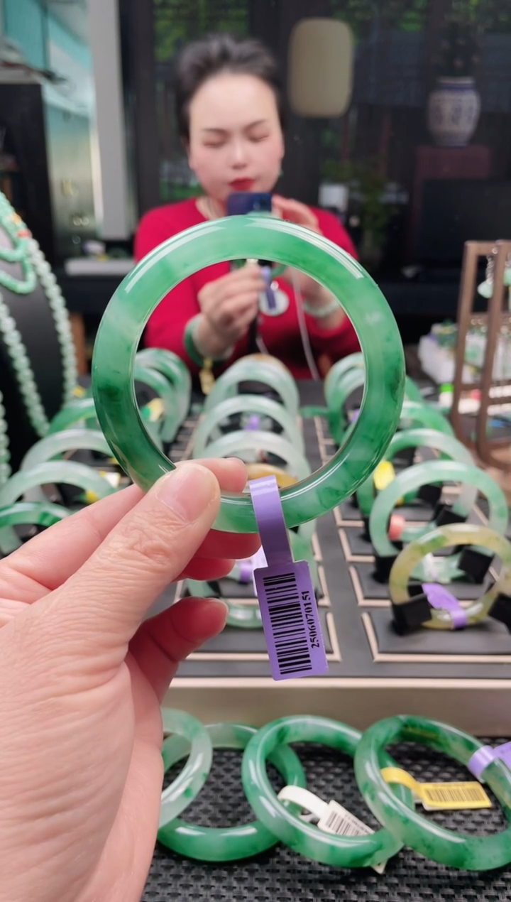 未镶嵌手镯石英质玉（非洲翠）手镯