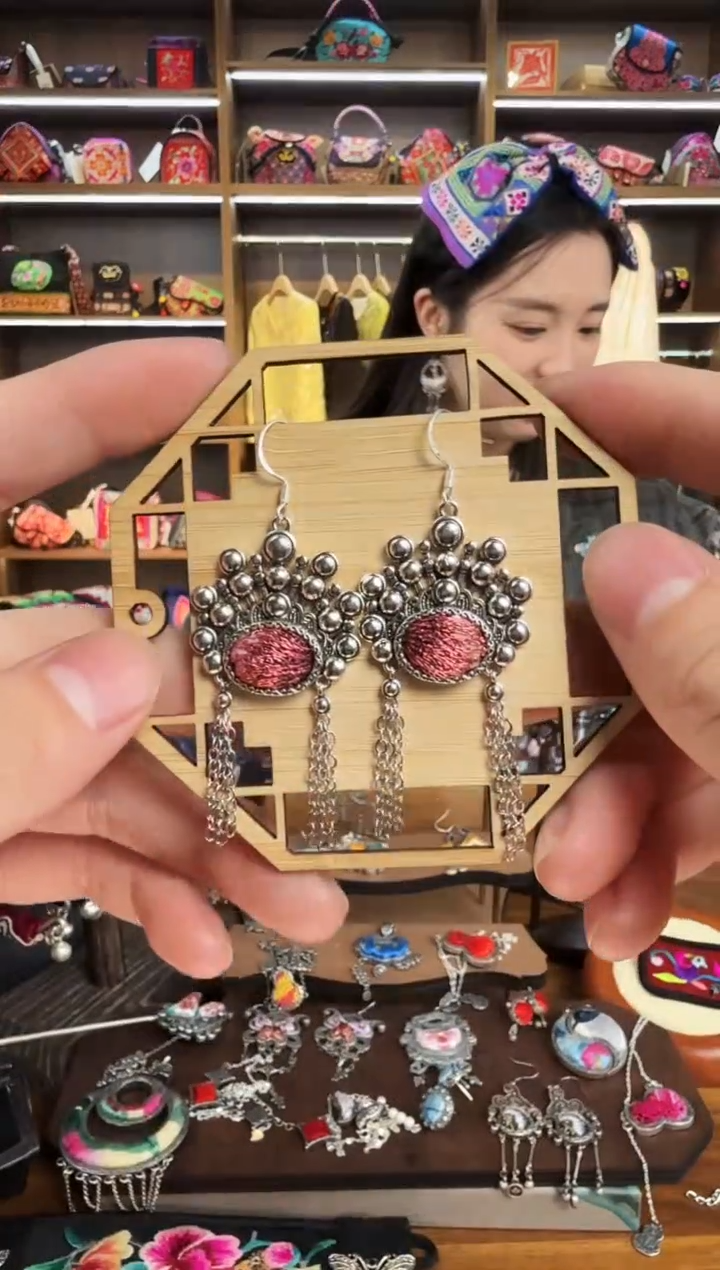 【闪购商品】织绣152蒙阿苏苗绣传承