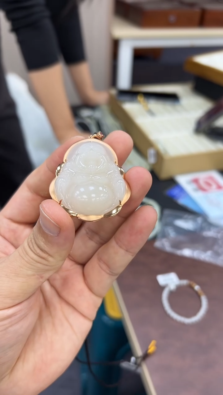 颈饰18K金镶嵌和田玉佛公