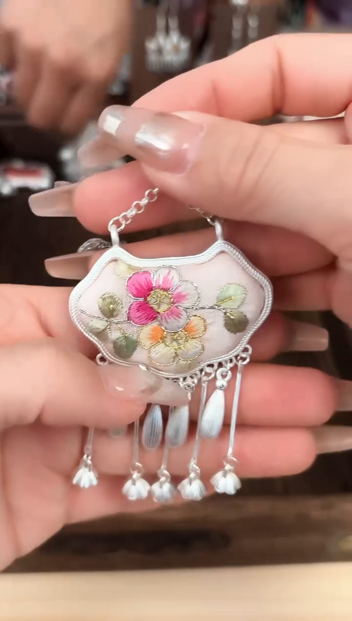 织绣非遗艺枝独秀老绣饰品193