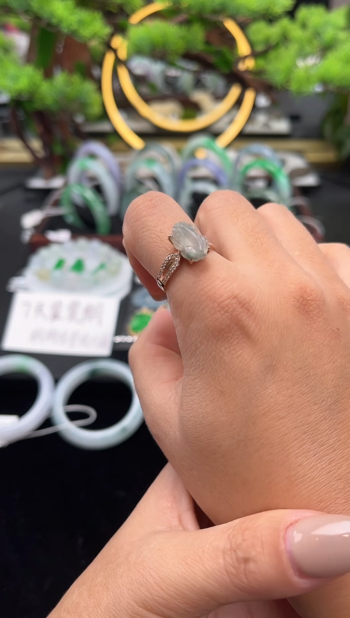 18K金镶嵌戒指翡翠戒指