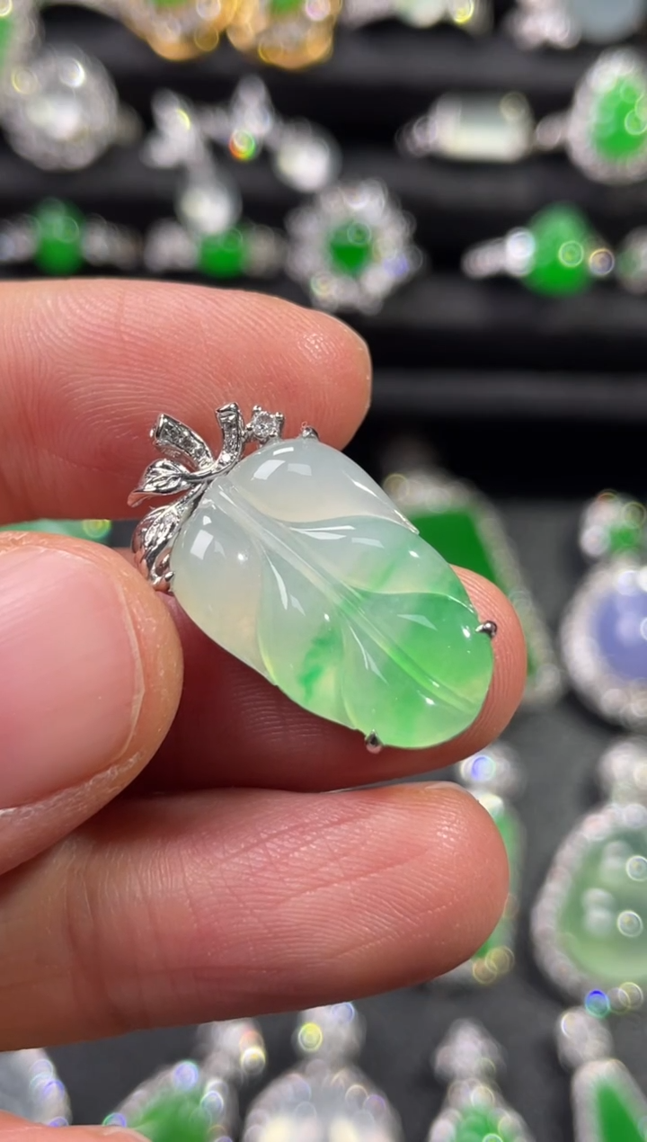 翡翠18K金镶嵌颈饰缅甸翡翠钻石镶嵌叶子