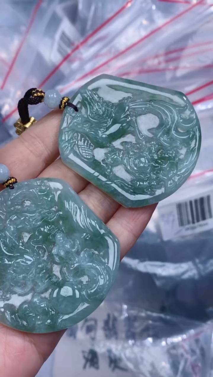 颈饰未镶嵌翡翠吊坠 一对