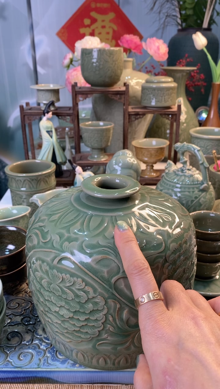 【闪购商品】900084手工刻花溜肩塔式牡丹嘟噜瓶1