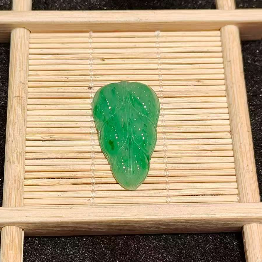 翡翠果阳绿叶子挂件180