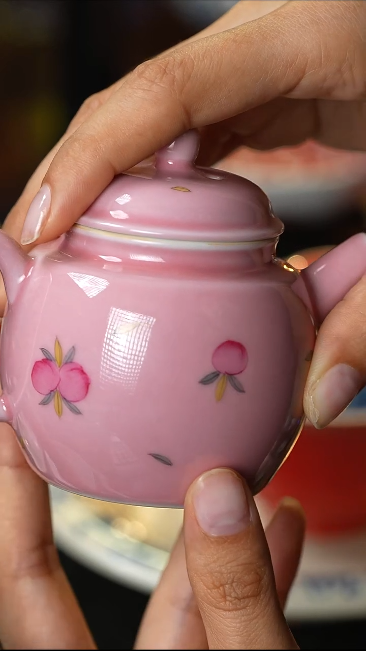 景德镇高温纯手工手绘粉彩寿桃茶壶