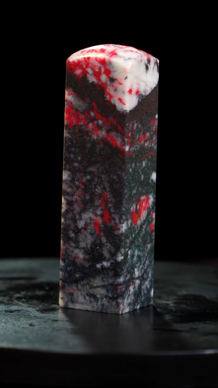 鸡血石梅花鸡血石