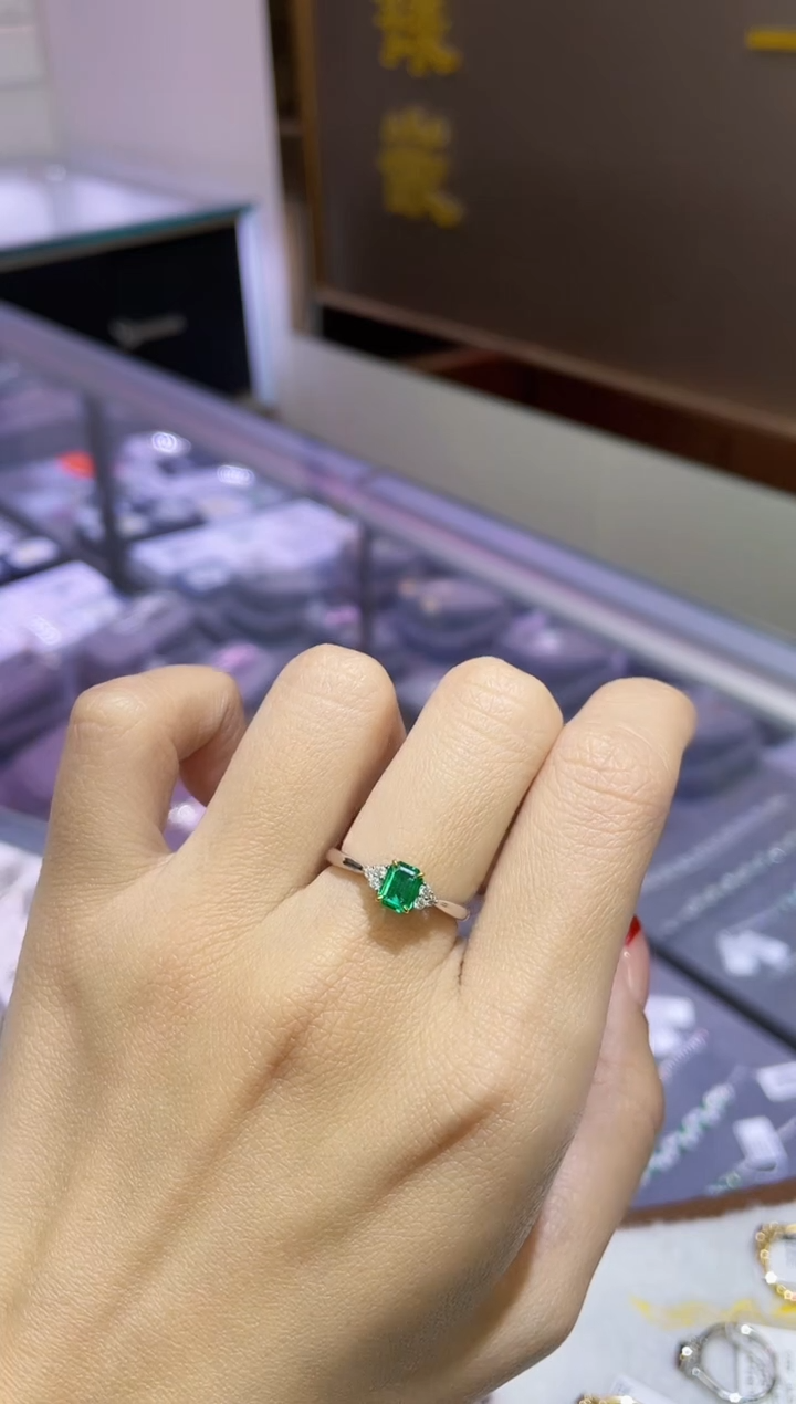 【闪购商品】祖母绿戒指18K金镶嵌0.52克拉