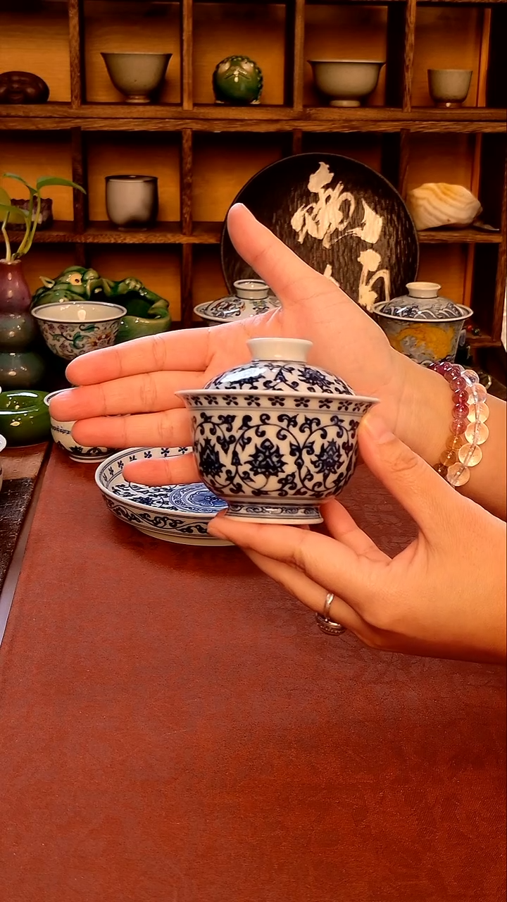 【手工手绘缠枝莲青花盖碗】