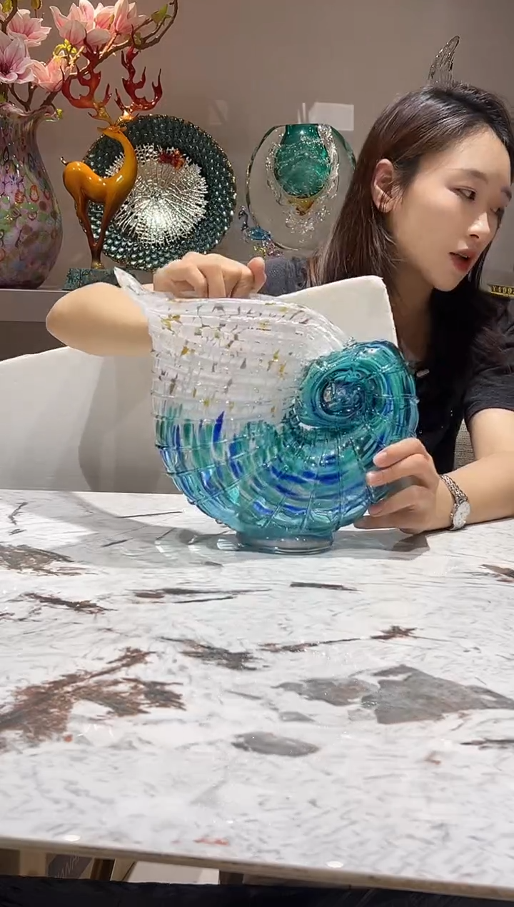 蓝白渐变琉璃海螺花瓶