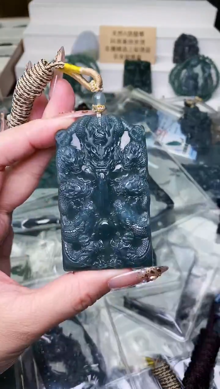 颈饰未镶嵌翡翠 