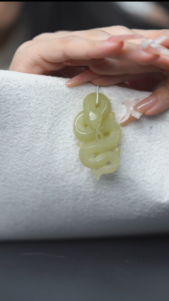 颈饰未镶嵌和田玉HT130119黄口蛇挂坠