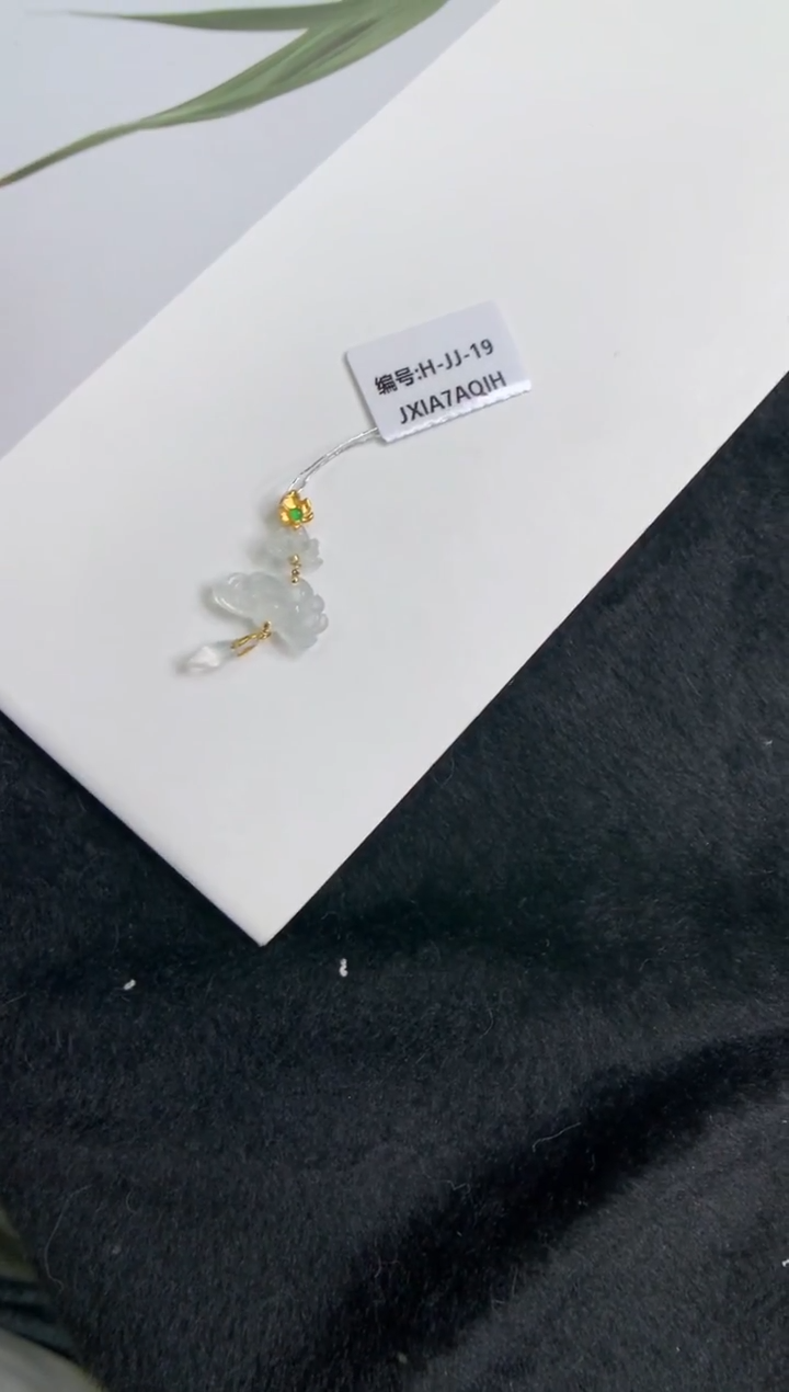 颈饰18K金镶嵌翡翠莲花