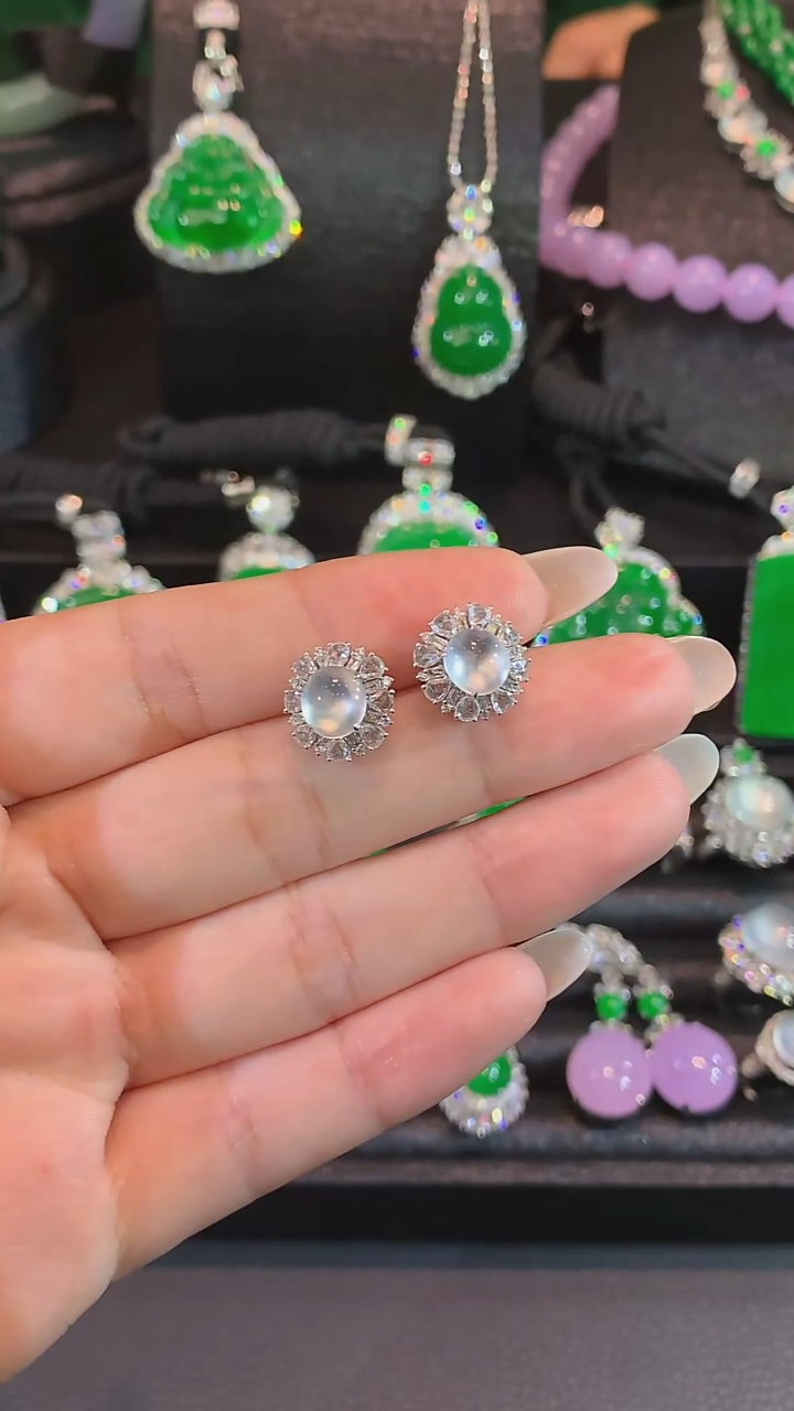 18K金镶嵌翡翠耳饰耳钉