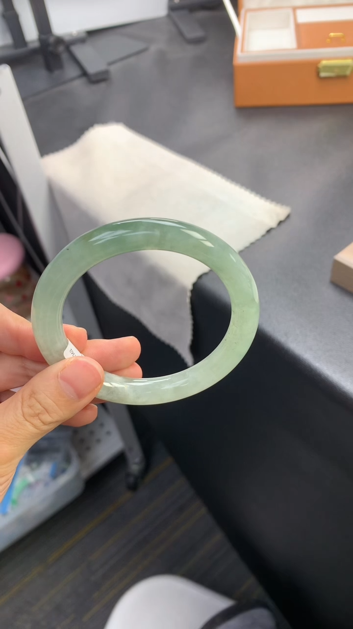 未镶嵌手镯（圆镯）翡翠退货需手镯吊牌标签完好