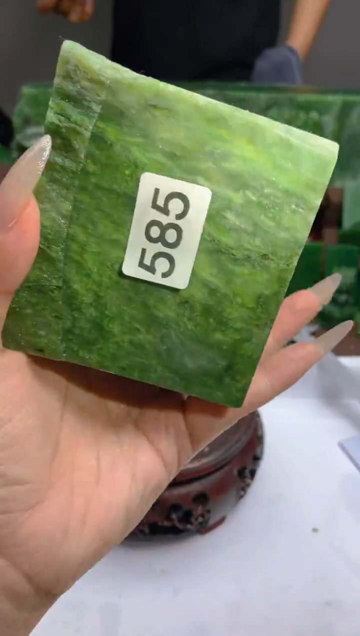 和田玉（碧玉）未镶嵌珠宝半成品1