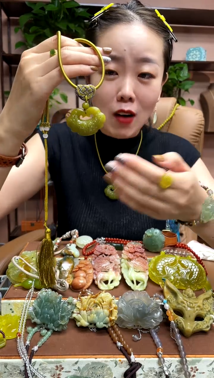 未镶嵌岫玉吊坠多样性发货发其中之一